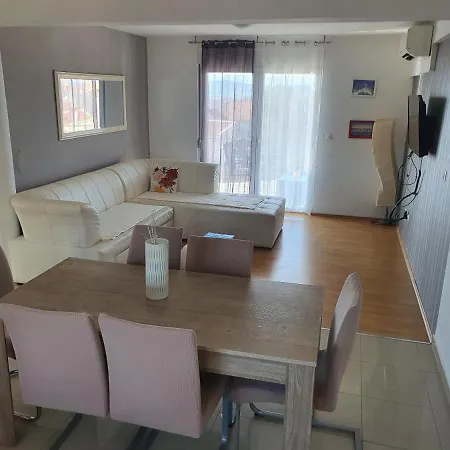 아파트 Cozy Two-bedroom 자다르
