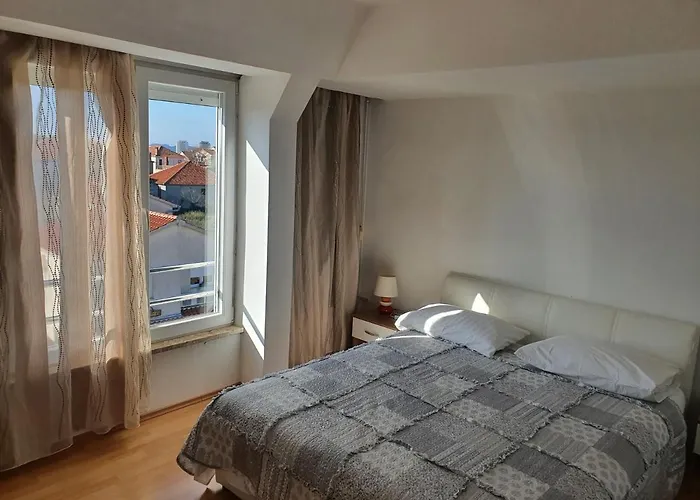Cozy Two-bedroom 자다르
