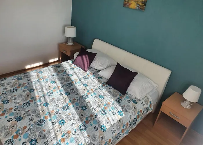Cozy Two-bedroom Задар